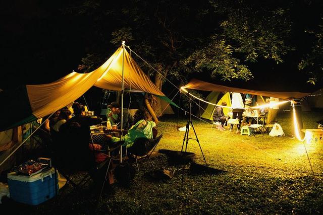 Welche Ausrüstung brauchen Sie zum Campen im Freien?