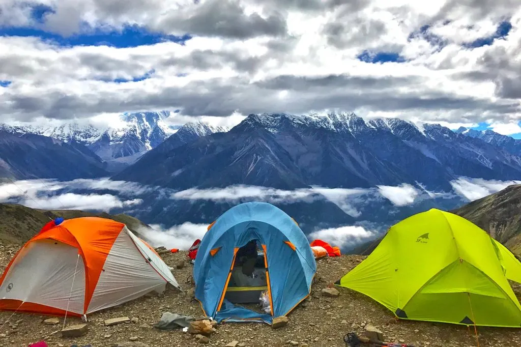 Teile und Zubehör eines Campingzeltes und Autodachzeltes