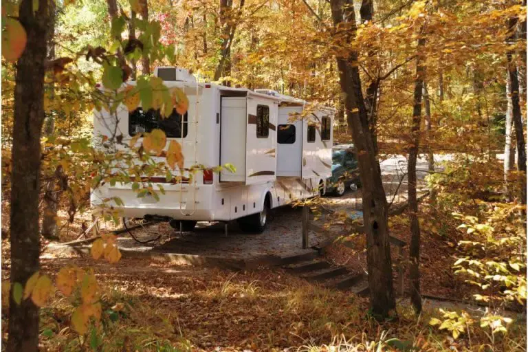 So planen und bereiten Sie einen Campingausflug im Herbst vor