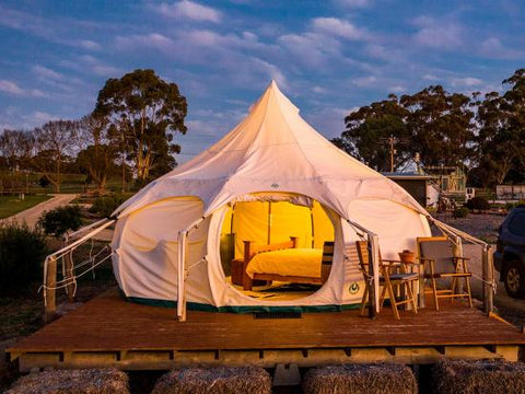 Wie unterscheidet sich Glamping vom Camping?