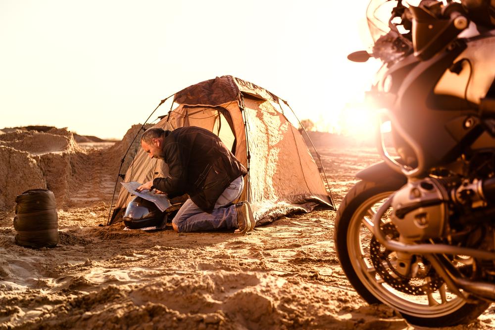 Unverzichtbare Campingausrüstung für Motorradfahrer: Was ist in Ihren Taschen?