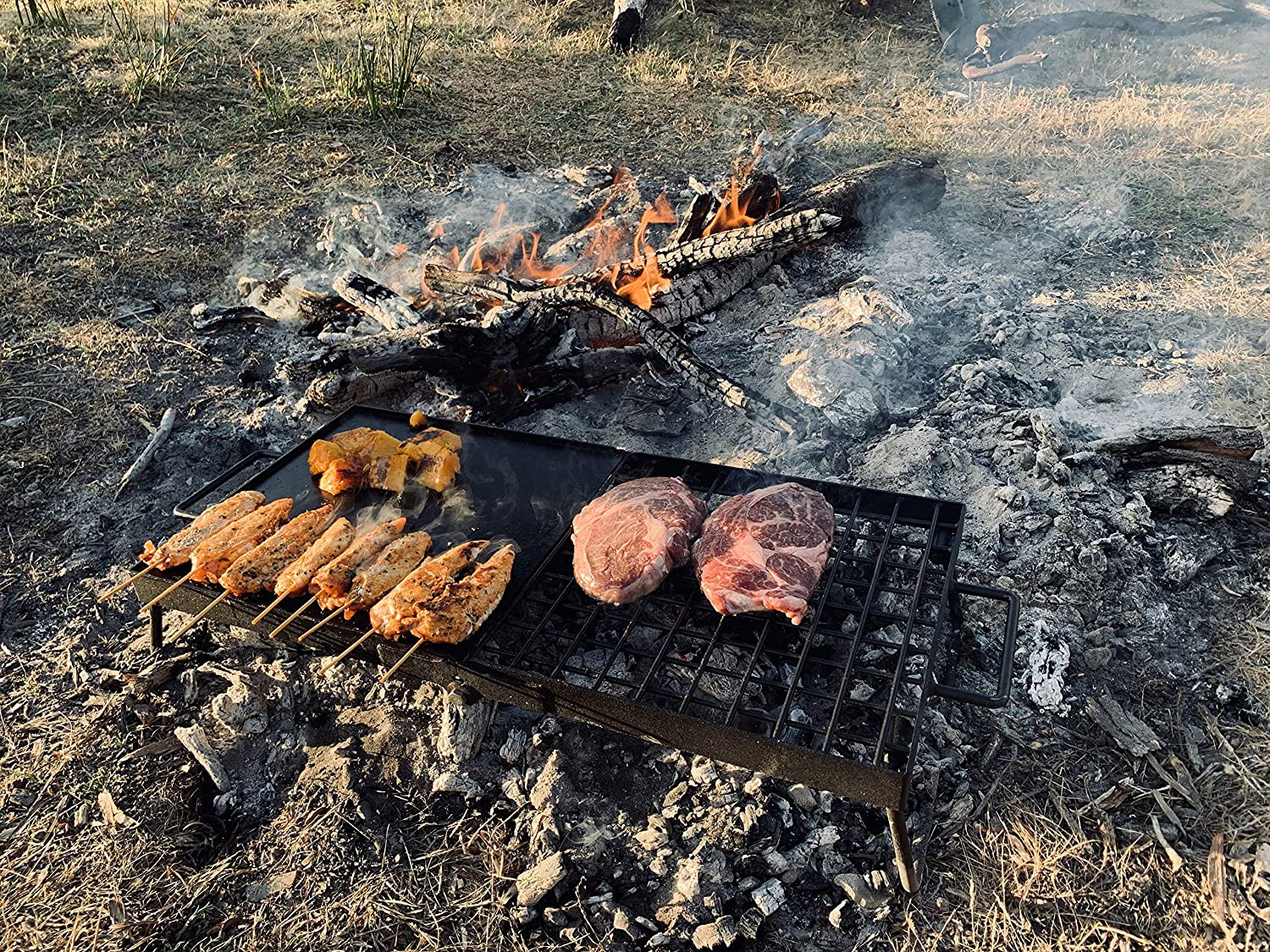 Tragbarer, zusammenklappbarer Holzkohlegrill für den Außenbereich