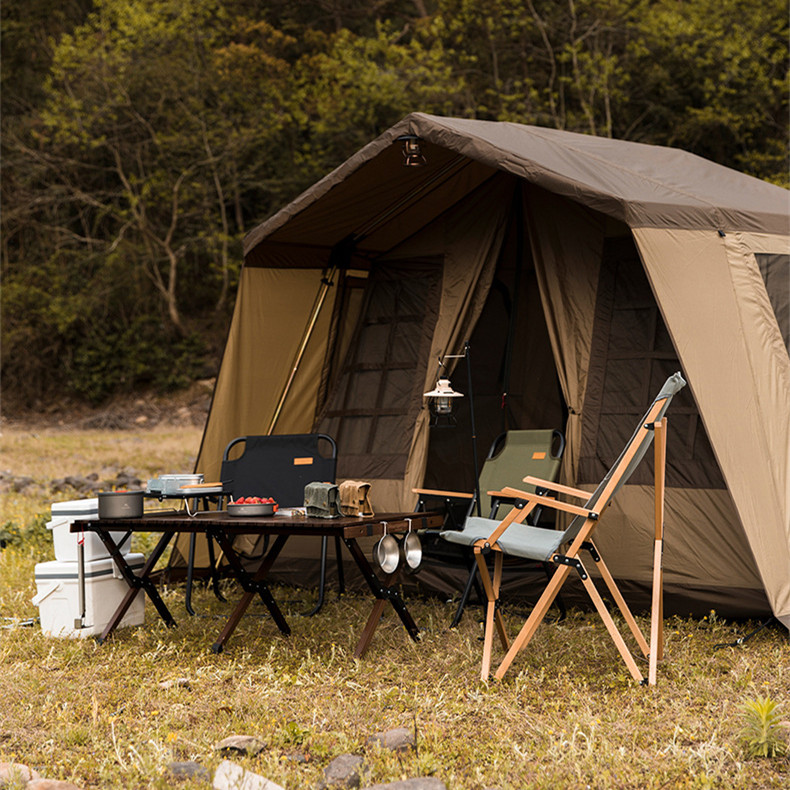 Klappbarer Outdoor-Stuhl aus Massivholz mit Schmetterlingshalterung