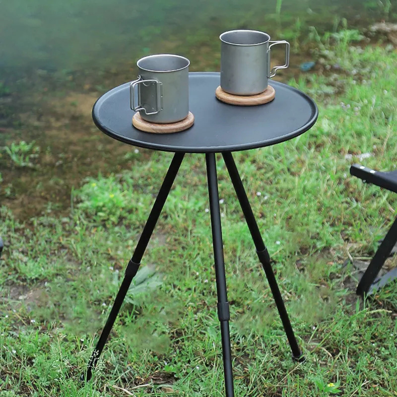 Kleiner klappbarer Campingtisch mit drei Teleskopbeinen