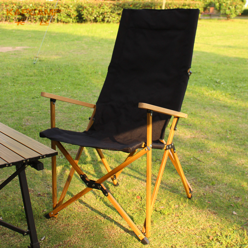 Klappbarer Campingstuhl aus Aluminium mit Holzmaserungsrohr