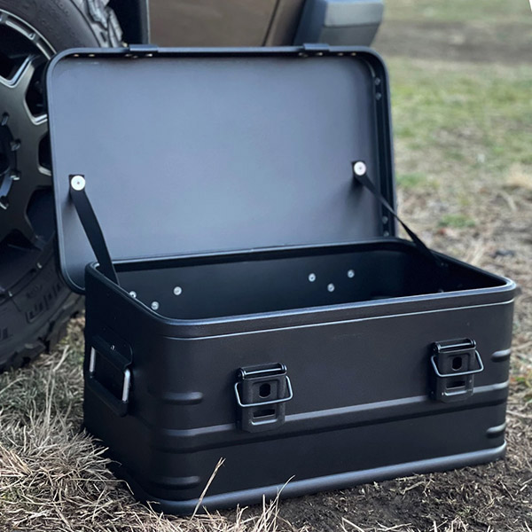 Campingboxen und -behälter aus schwarzem Aluminium