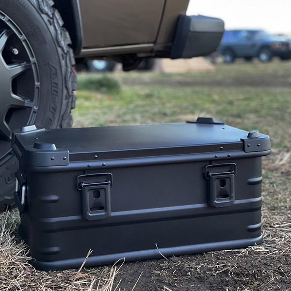 Campingboxen und -behälter aus schwarzem Aluminium