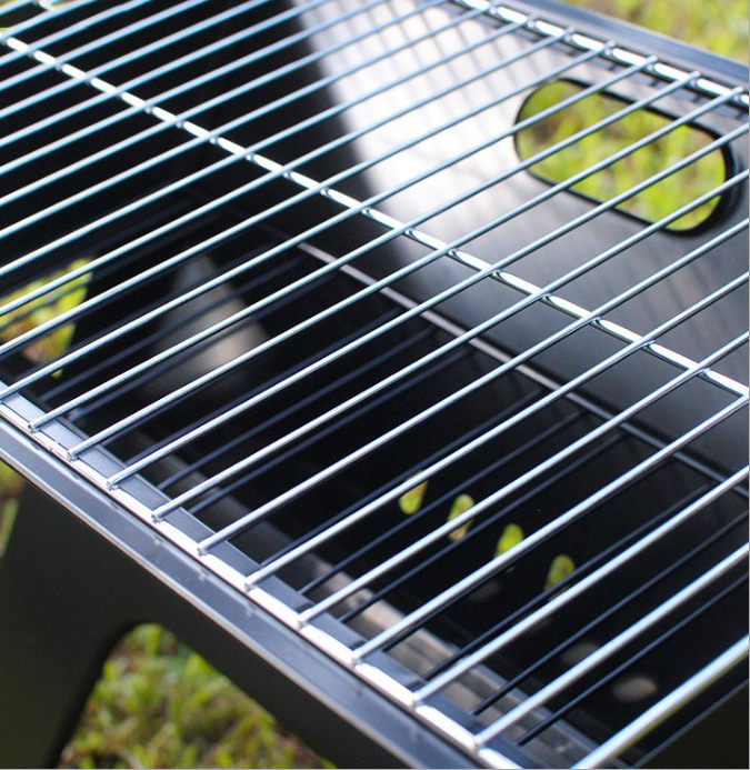 Faltbarer Holzkohlegrill aus Edelstahl im Notebook-Stil