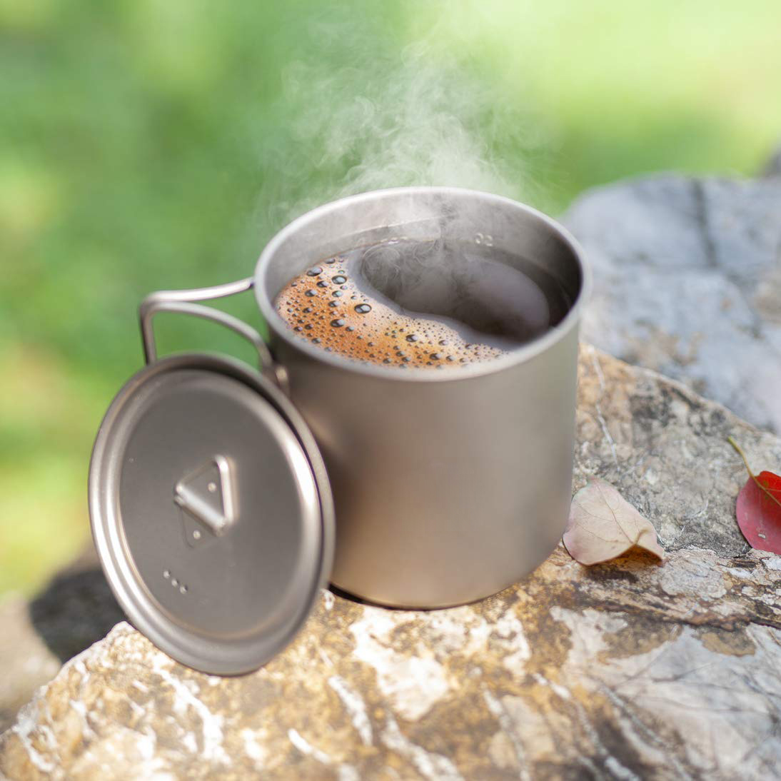 550ml Titan Campingbecher mit Deckel und klappbarem Griffdeckel