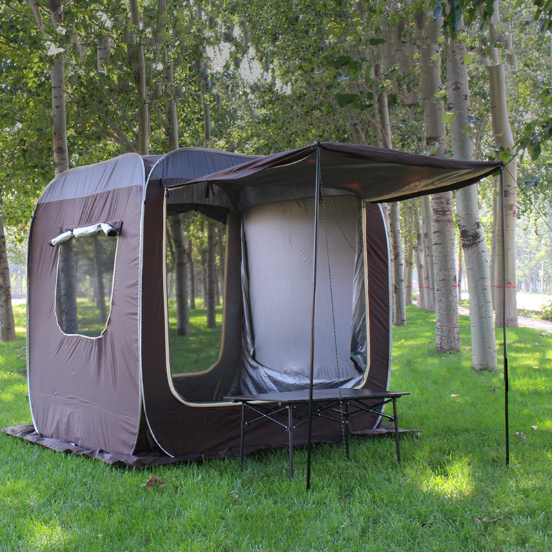 Automatisch aufgebautes Campingzelt für den Außenbereich hinten am Auto und tragbare Markise