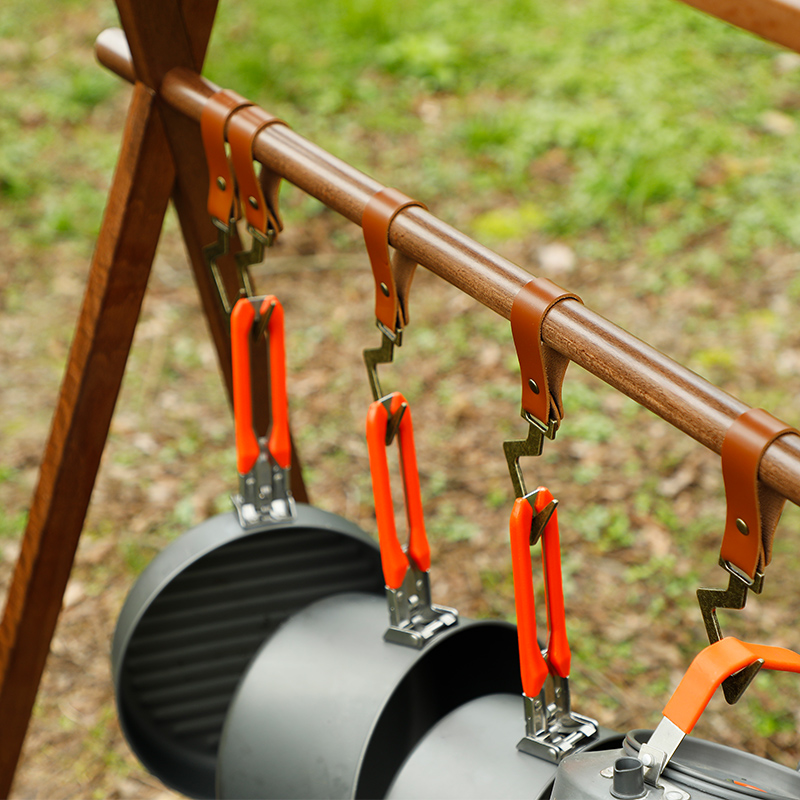Tragbares dreieckiges Campinggestell aus Holz