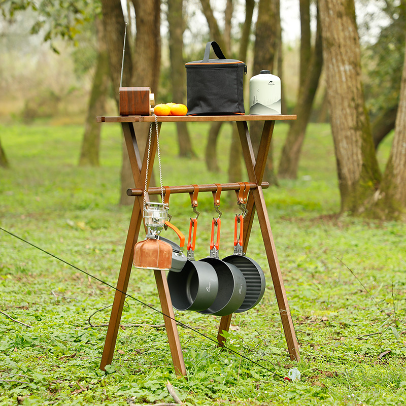 Tragbares dreieckiges Campinggestell aus Holz