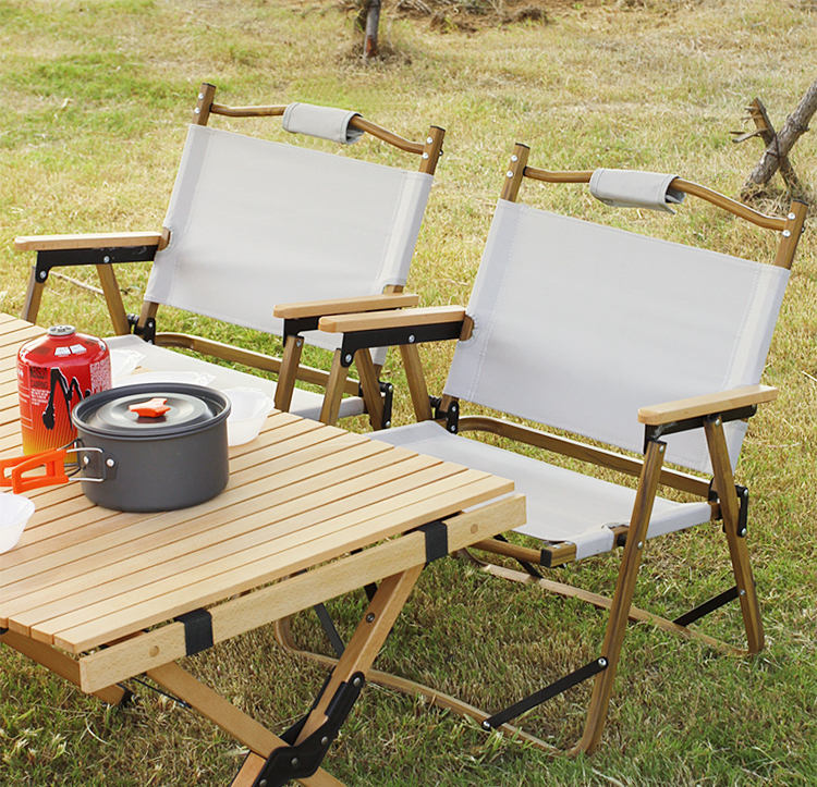 Klappbarer Kermit-Campingstuhl aus Aluminium mit Holzmaserung