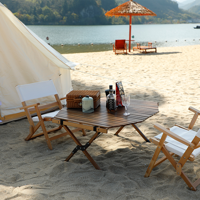 Klappbare Campingtische aus Holz für Eierrollen