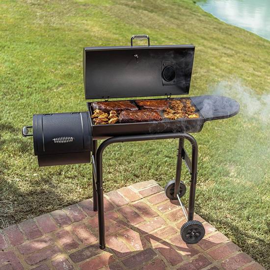 Holzkohlegrill mit zwei Fässern und versetztem Smoker
