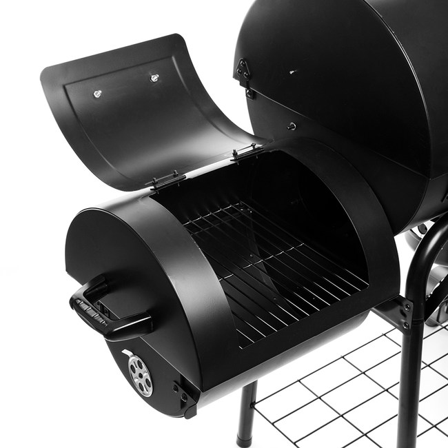 Holzkohlegrill mit zwei Fässern und versetztem Smoker