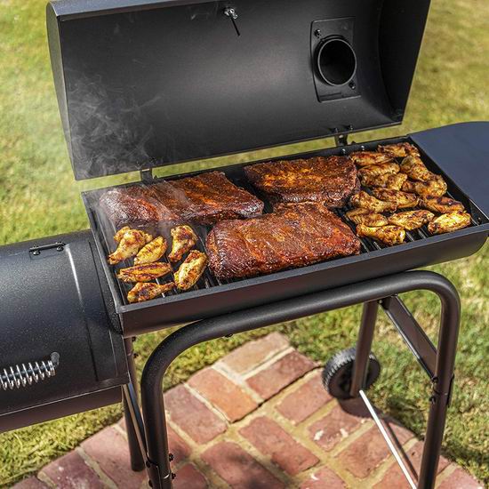Holzkohlegrill mit zwei Fässern und versetztem Smoker
