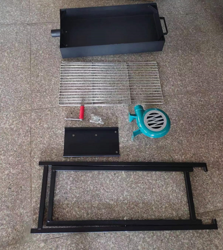 Tragbarer Holzkohlegrill mit Lüfterintegration