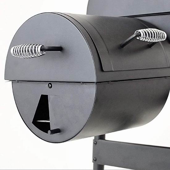 Holzkohlegrill mit zwei Fässern und versetztem Smoker