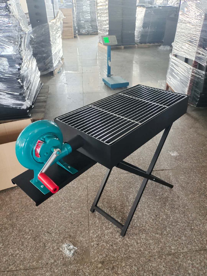 Tragbarer Holzkohlegrill mit Lüfterintegration