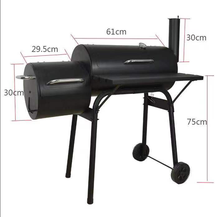 Holzkohlegrill mit zwei Fässern und versetztem Smoker