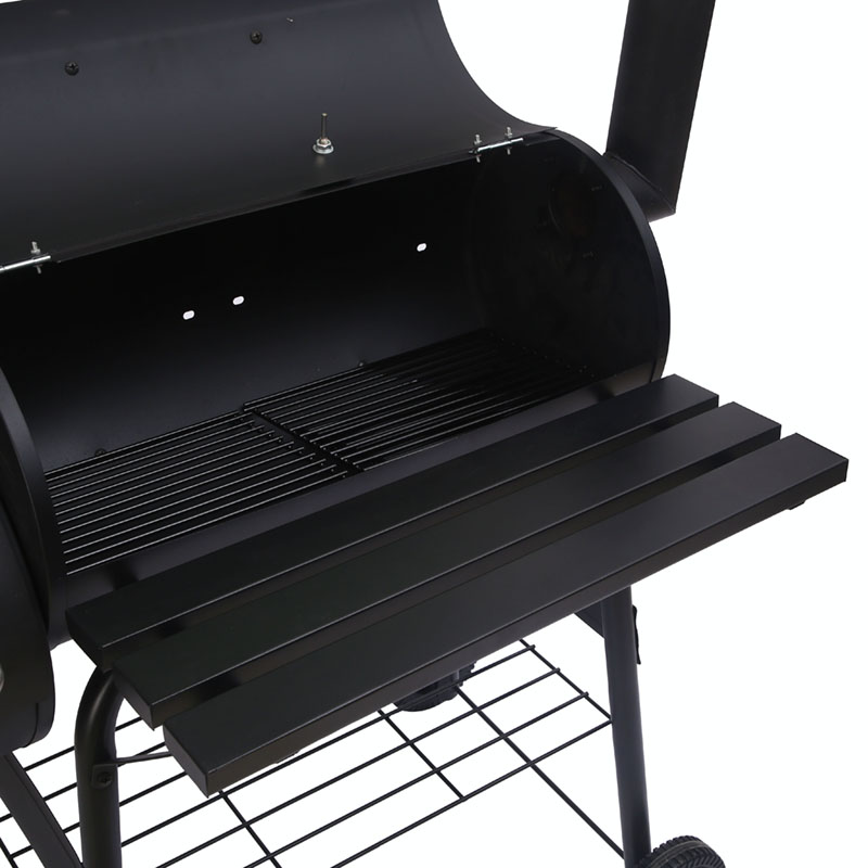 Holzkohlegrill mit zwei Fässern und versetztem Smoker