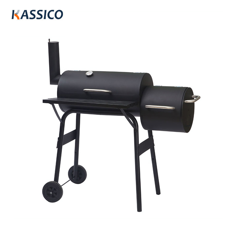Holzkohlegrill mit zwei Fässern und versetztem Smoker