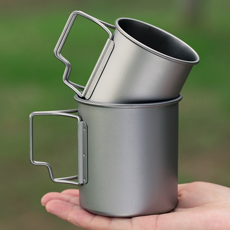 Ultraleichter Becher aus Titan in Lebensmittelqualität mit Klappgriff und Deckel für Camping- und Outdoor-Becher aus Titan