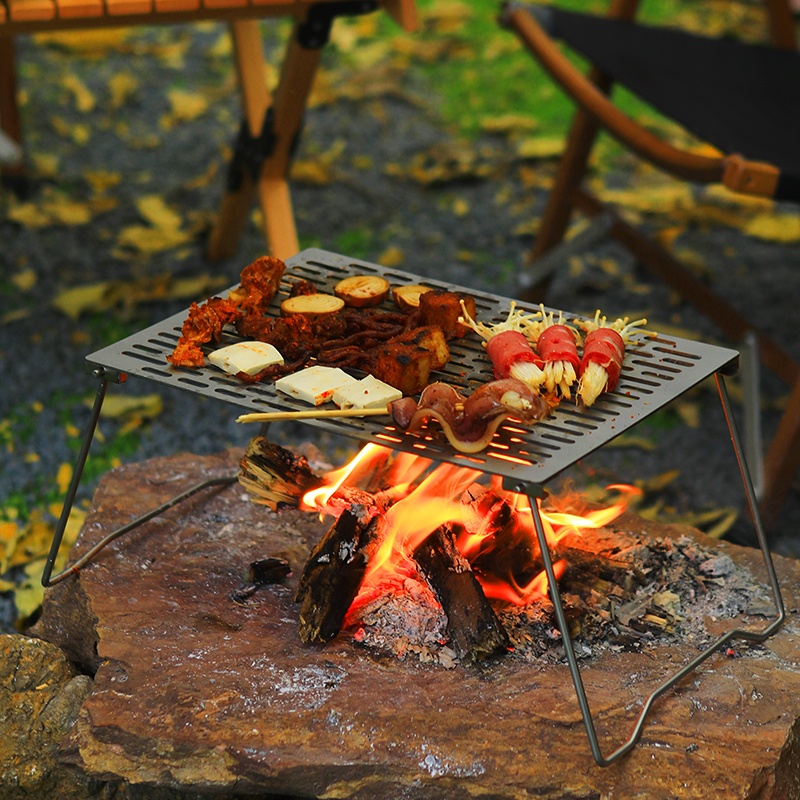 Reines Titanofen, kleiner Brand, Grill, Drahtgeflecht, Grillnetz