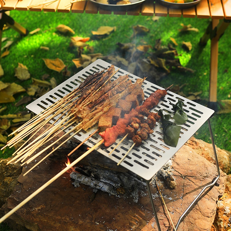 Reines Titanofen, kleiner Brand, Grill, Drahtgeflecht, Grillnetz