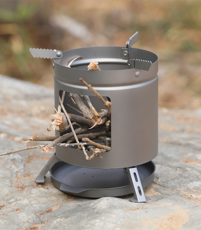 Camping-Holzofen aus Titan mit klappbaren Topfständern