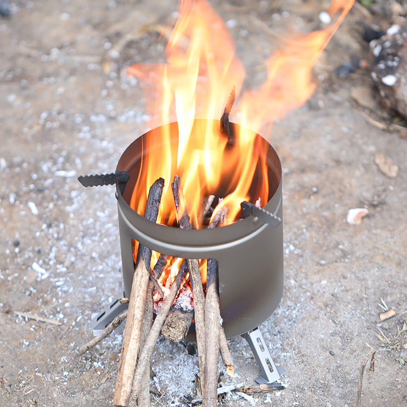 Camping-Holzofen aus Titan mit klappbaren Topfständern